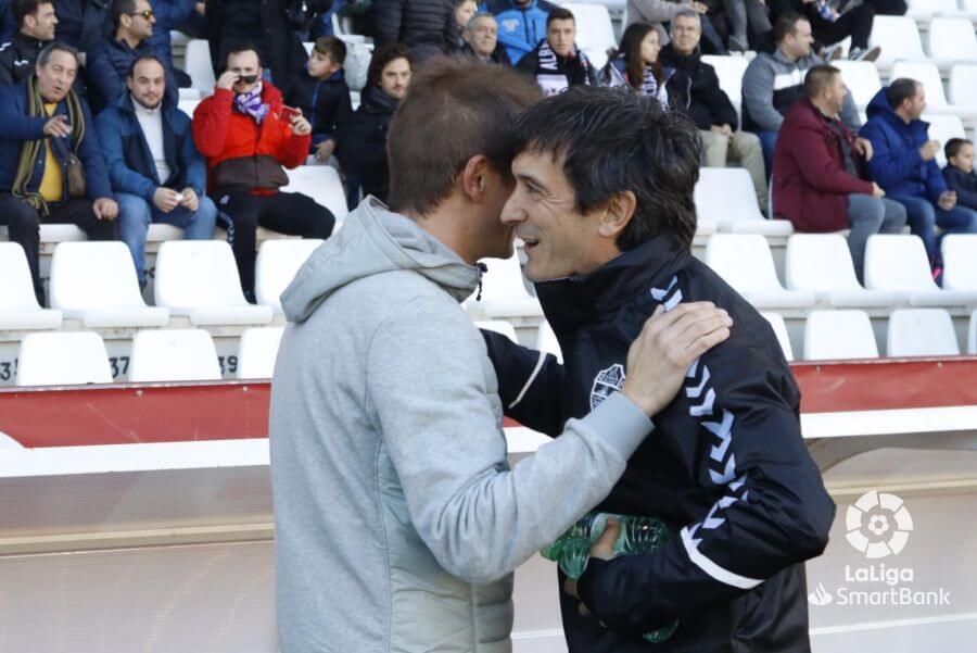 Los entrenadores Ramos y Pacheta se saludan antes de un partido entre Albacete y Elche / LFP